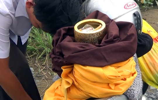  Để cảnh báo, PV Báo Người Lao Động đã trong vai một sư đi khất thực và được nhiều người cho tiền, nhưng sau đó được trả lại tiền. 