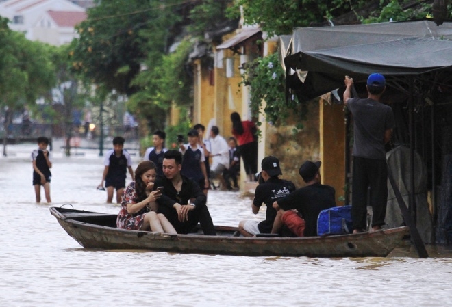 Khách Tây lội nước lụt ở phố cổ Hội An