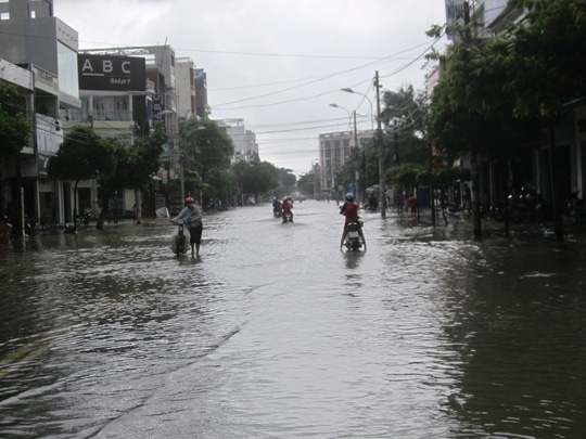  Đường Trần Hưng Đạo (TP Tuy Hòa) ngập chìm trong nước 