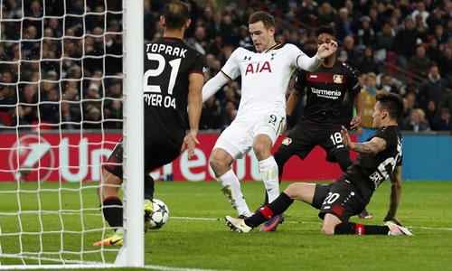 tottenham-thua-doi-thu-canh-tranh-suat-di-tiep-tren-san-nha