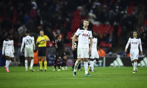 tottenham-thua-doi-thu-canh-tranh-suat-di-tiep-tren-san-nha-1
