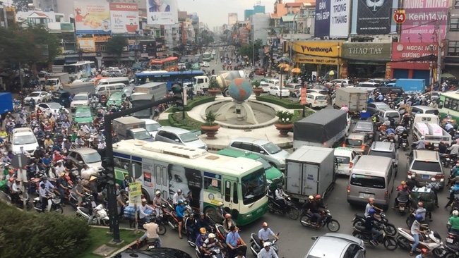 TP. HCM: Ô tô va chạm liên hoàn, cửa ngõ sân bay Tân Sơn Nhất kẹt cứng - Ảnh 2.