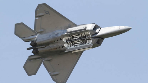 F-22 có khoang chứa vũ khí dưới bụng khá nhỏ. Ảnh: USAF