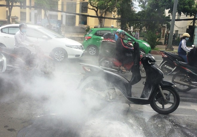 Xe SH boc chay giua duong pho Sai Gon hinh anh 1