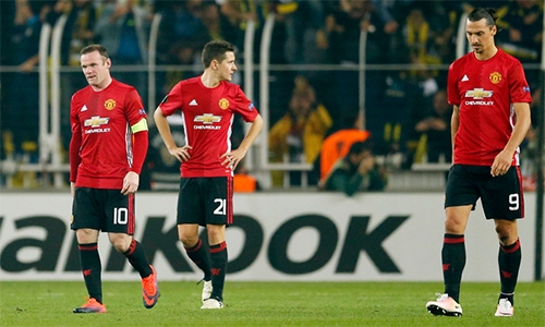 cdv-man-utd-keu-goi-sa-thai-mourinho-moi-ferguson-tro-lai-1