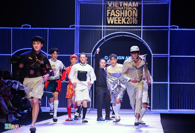 Dem 2 fashion week: Nguoi mau chay tan loan tren san dien hinh anh 5
