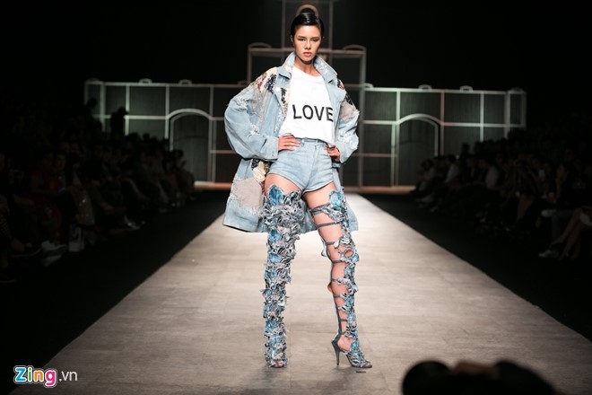 Dem 2 fashion week: Nguoi mau chay tan loan tren san dien hinh anh 6