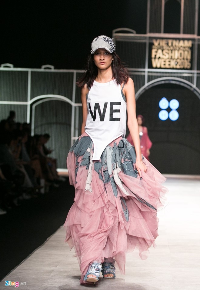 Dem 2 fashion week: Nguoi mau chay tan loan tren san dien hinh anh 7