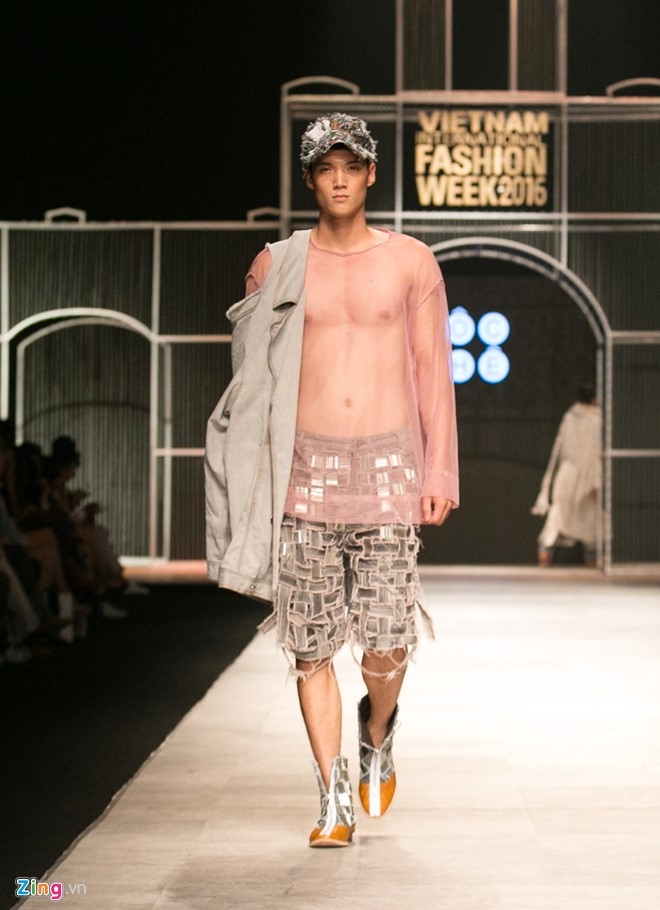 Dem 2 fashion week: Nguoi mau chay tan loan tren san dien hinh anh 8