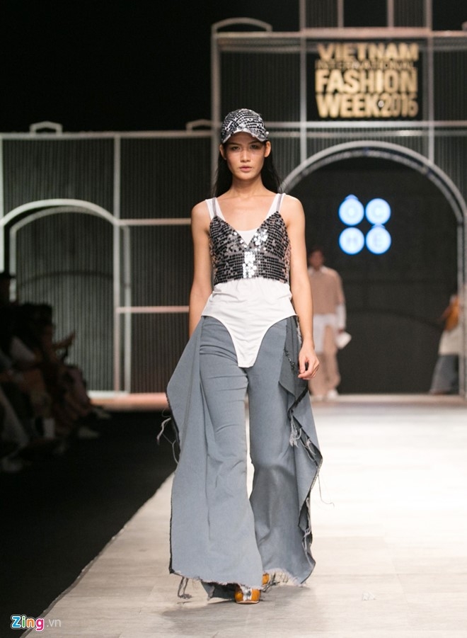 Dem 2 fashion week: Nguoi mau chay tan loan tren san dien hinh anh 9