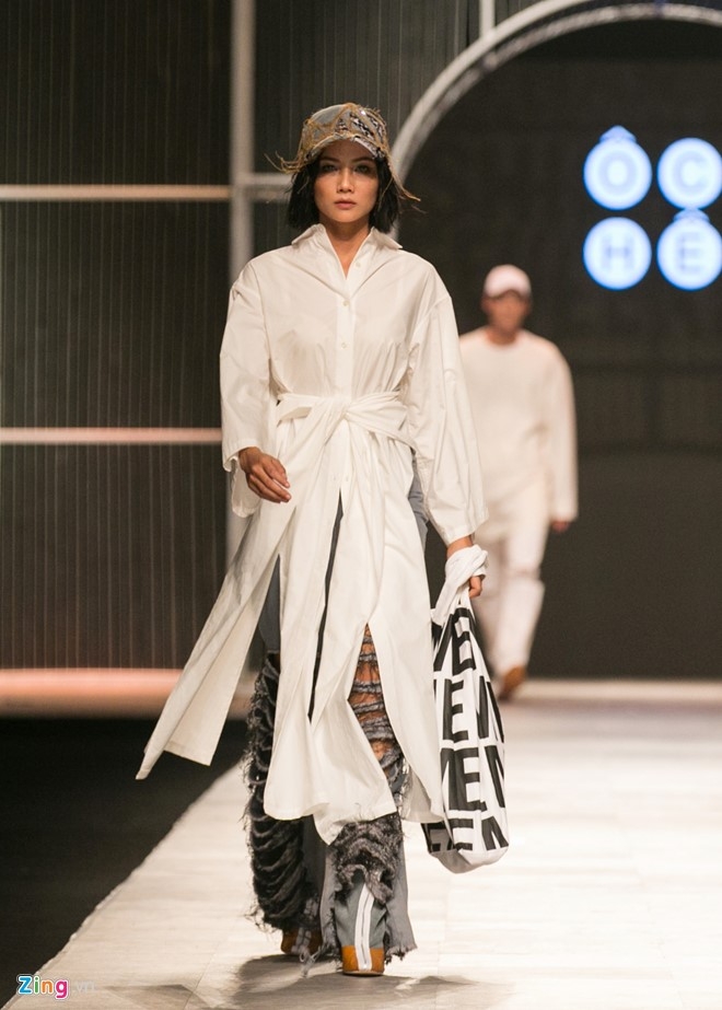 Dem 2 fashion week: Nguoi mau chay tan loan tren san dien hinh anh 10