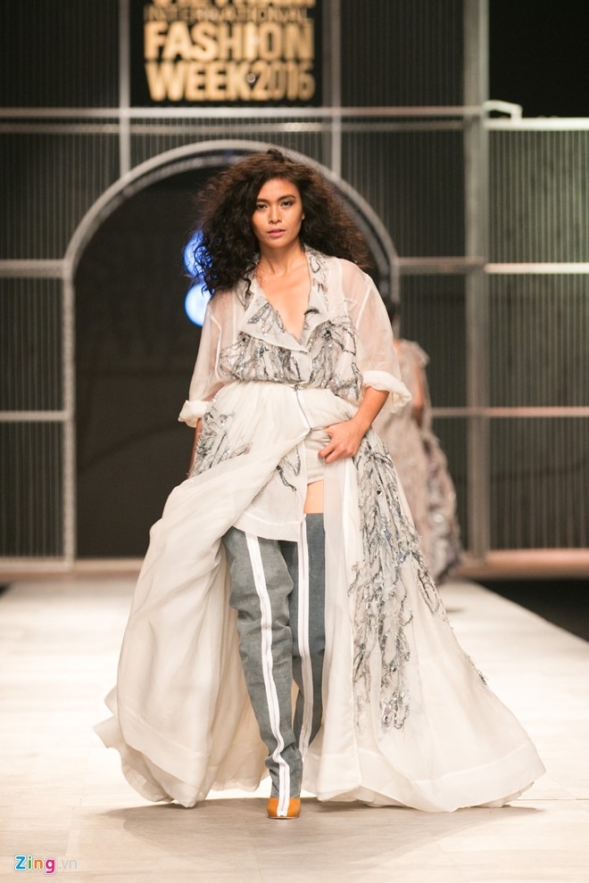 Dem 2 fashion week: Nguoi mau chay tan loan tren san dien hinh anh 11