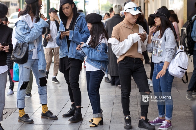 Dù đã hết lạnh, Hoàng Thùy vẫn diện áo choàng lông khoe street style tại Vietnam International Fashion Week - Ảnh 5.