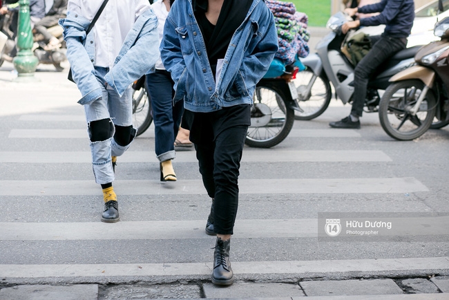 Dù đã hết lạnh, Hoàng Thùy vẫn diện áo choàng lông khoe street style tại Vietnam International Fashion Week - Ảnh 6.