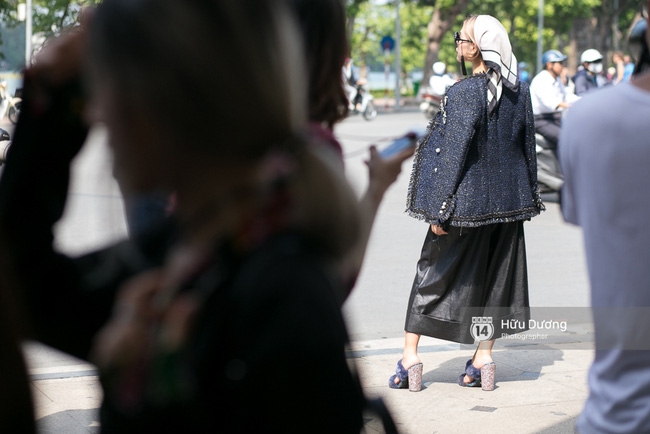 Dù đã hết lạnh, Hoàng Thùy vẫn diện áo choàng lông khoe street style tại Vietnam International Fashion Week - Ảnh 7.
