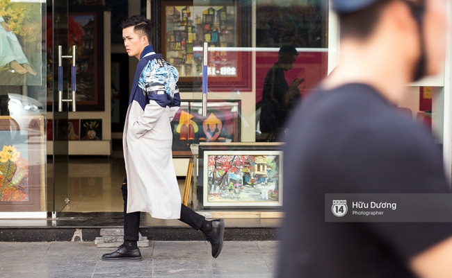 Dù đã hết lạnh, Hoàng Thùy vẫn diện áo choàng lông khoe street style tại Vietnam International Fashion Week - Ảnh 10.
