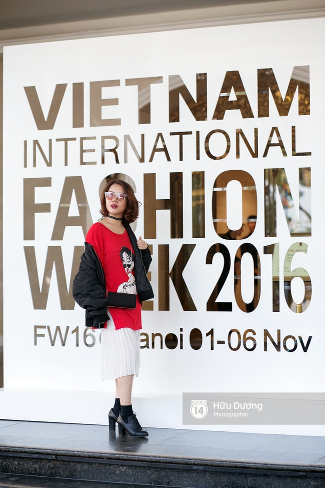 Dù đã hết lạnh, Hoàng Thùy vẫn diện áo choàng lông khoe street style tại Vietnam International Fashion Week - Ảnh 11.