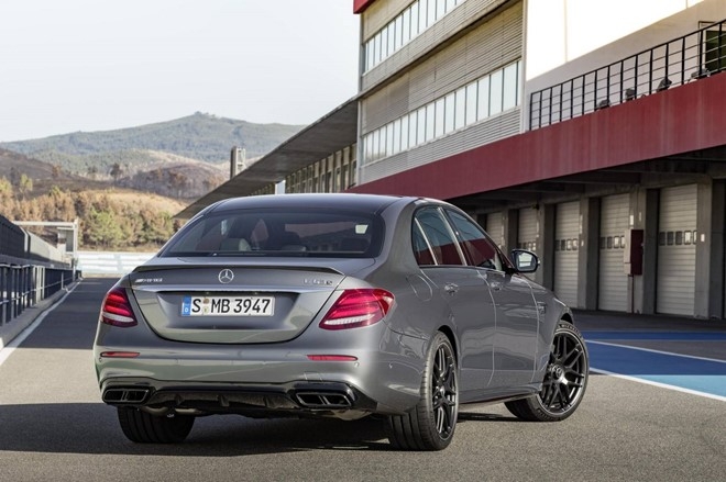 Mercedes E63 AMG 2017 - sieu xe trong hinh hai sedan hinh anh 2