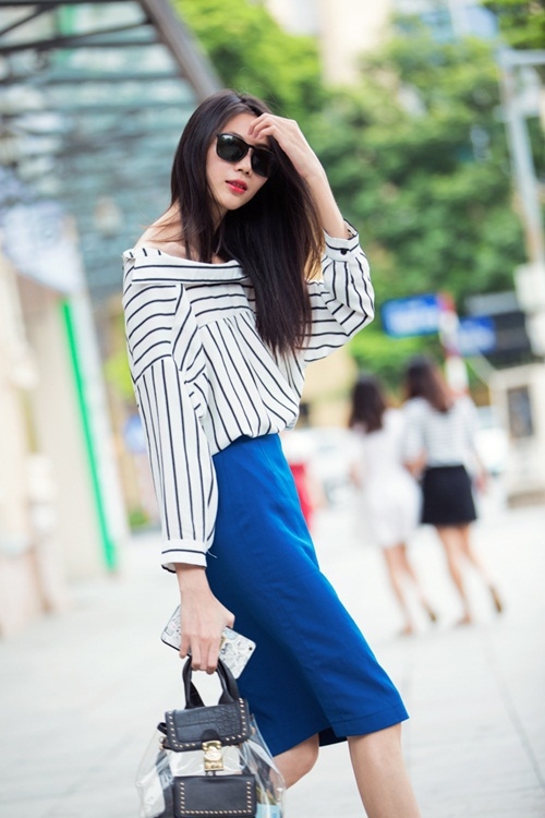 Mốt khoe áo ngực, đeo yên cương 'đổ bộ' đường phố Hà Nội