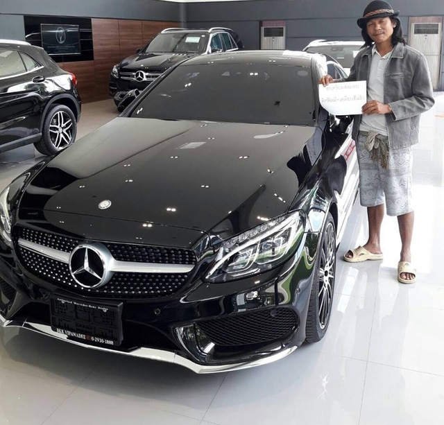 Người đàn ông đi dép lê đi mua xe Mercedes và cái kết bất ngờ - Ảnh 3.