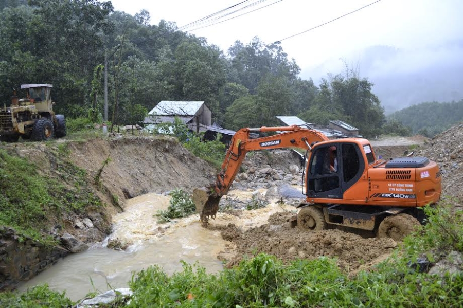 quang nam: dang thong duong do 50.000m3 dat da sat lo vi mua lu hinh anh 1