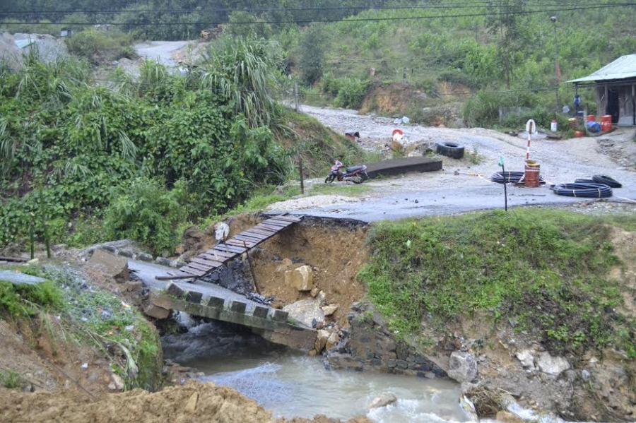 quang nam: dang thong duong do 50.000m3 dat da sat lo vi mua lu hinh anh 2