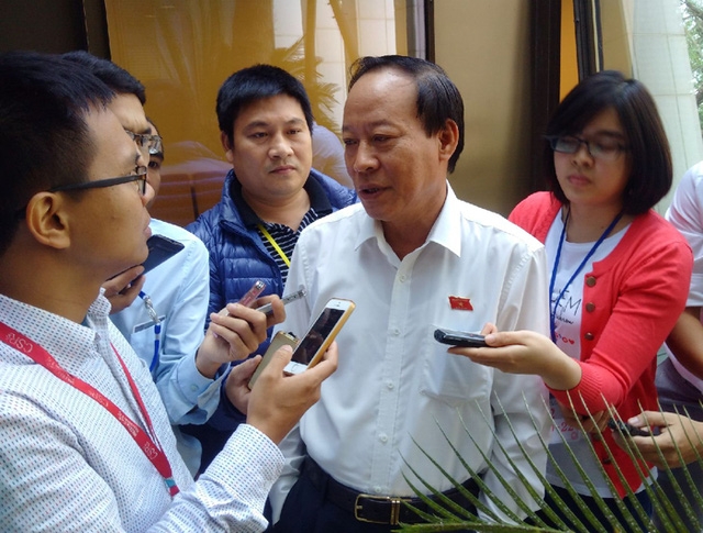 Thượng tướng Lê Quý Vương-Thứ trưởng Bộ Công an trao đổi với báo chí bên hành lang Quốc hội sáng nay.