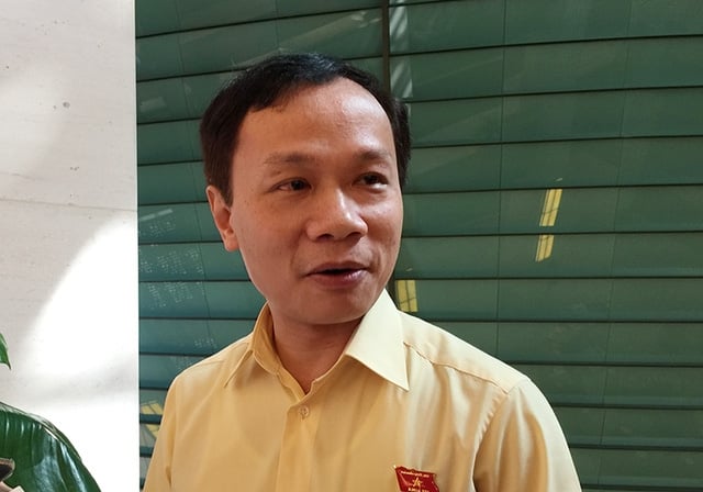 Ông Phạm Tất Thắng trao đổi với báo chí bên hành lang Quốc hội