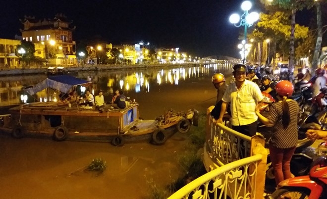 Bom nuoc vao khoang de chui qua cau, sa lan chim xuong song hinh anh 2