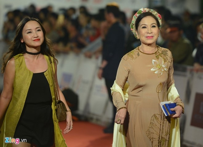 Dinh Ngoc Diep, Victor Vu tay trong tay tren tham do LHP hinh anh 14