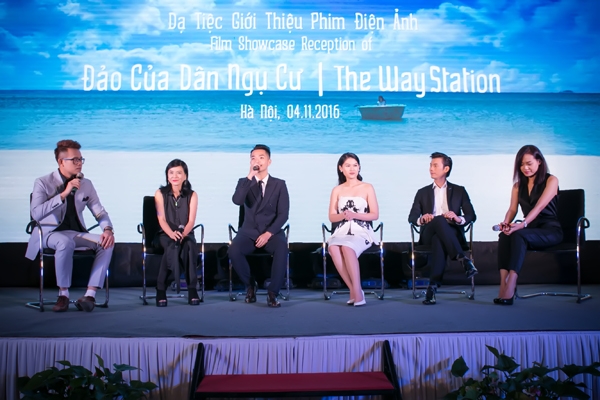 Đoàn phim Đảo của dân ngụ cư dành thời gian giao lưu với giới truyền thông. Phim được chuyển thể từ truyện ngắn cùng tên của nhà văn Đỗ Phước Tiến, nói về bối cảnh xã hội Việt Nam giai đoạn 1995-2000, đặc biệt là cuộc sống của những người tứ xứ tại một thị trấn ven biển.