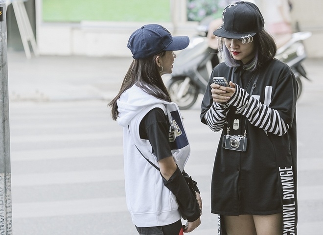 Giới trẻ Hà Nội mặc kỳ quái trên phố