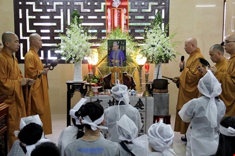 Nghệ sĩ nghẹn ngào đến viếng 'sầu nữ' Út Bạch Lan - ảnh 5