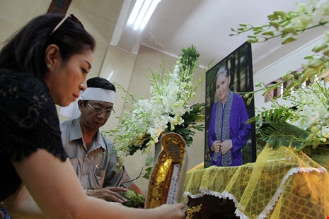 Nghệ sĩ nghẹn ngào đến viếng 'sầu nữ' Út Bạch Lan - ảnh 8
