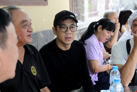 Nghệ sĩ nghẹn ngào đến viếng 'sầu nữ' Út Bạch Lan - ảnh 10