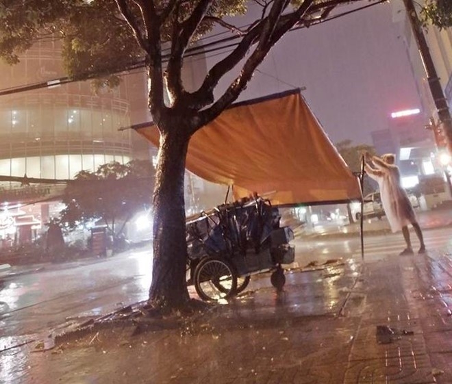 Nhieu tuyen duong Sai Gon ngap vi mua lon trong dem hinh anh 1