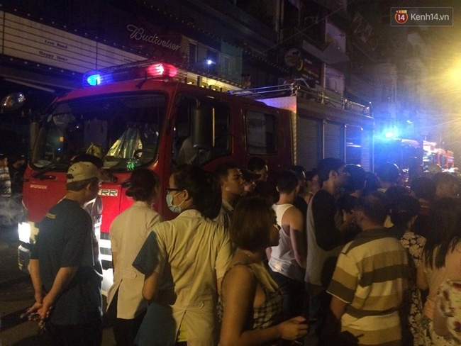 Cháy nổ ở phố Tây Sài Gòn, hàng nghìn người nhốn nháo - Ảnh 10.