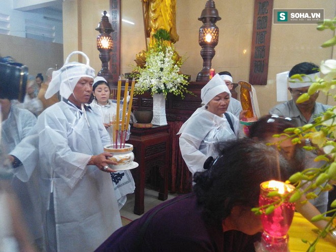 Không có con ruột, hơn 20 người con nuôi về đội tang nghệ sĩ Út Bạch Lan trong đau xót - Ảnh 1.