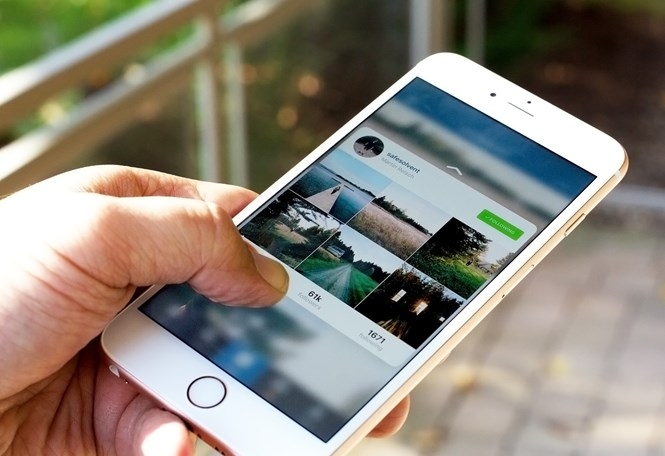 Bạn có thể xử lý nhanh hơn với các thao tác bằng ngón tay vào màn hình iPhone /// Ảnh: Reuters