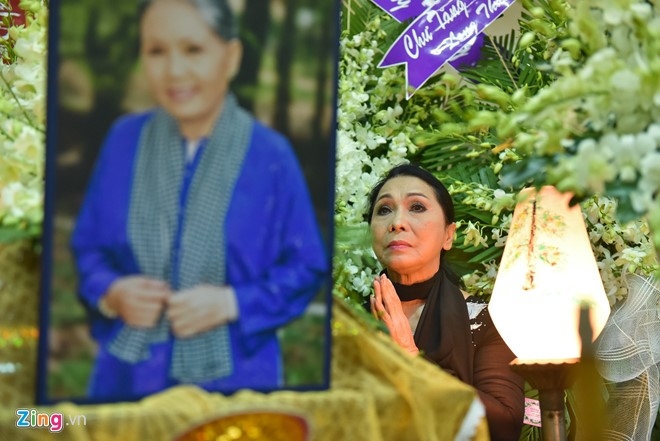 Phi Nhung, Phuong Thanh vieng sau nu Ut Bach Lan luc nua dem hinh anh 5