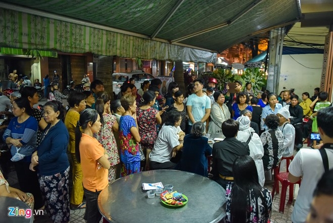 Phi Nhung, Phuong Thanh vieng sau nu Ut Bach Lan luc nua dem hinh anh 12