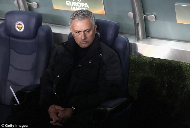 Tham vong tro thanh Sir Alex dang lam hai Mourinho hinh anh 3