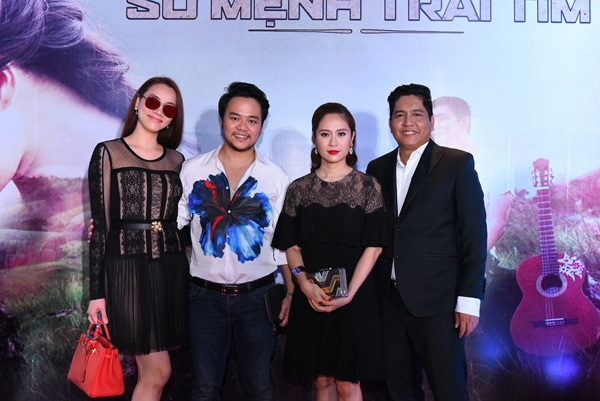 vo-chong-trang-nhung-tron-con-gai-di-su-kien-1