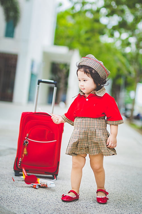 be gai bu bam hoa tiep vien hang khong nhi sieu dang yeu hinh anh 1