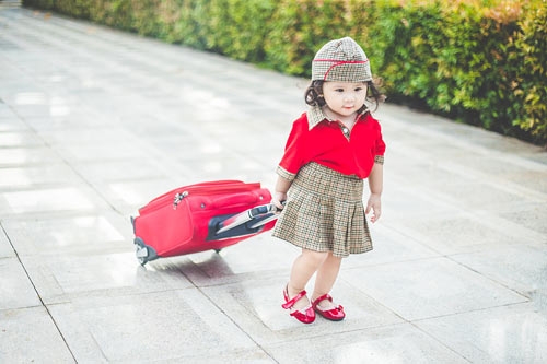 be gai bu bam hoa tiep vien hang khong nhi sieu dang yeu hinh anh 3