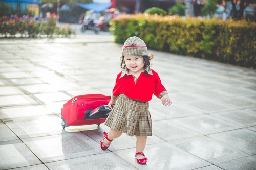 be gai bu bam hoa tiep vien hang khong nhi sieu dang yeu hinh anh 4