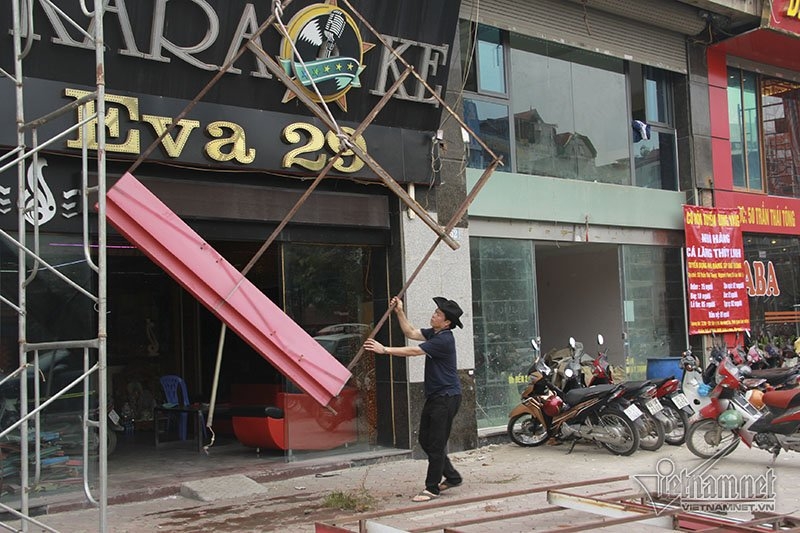 cháy ở trần thái tông, Cháy quán karaoke, dỡ biển quảng cáo