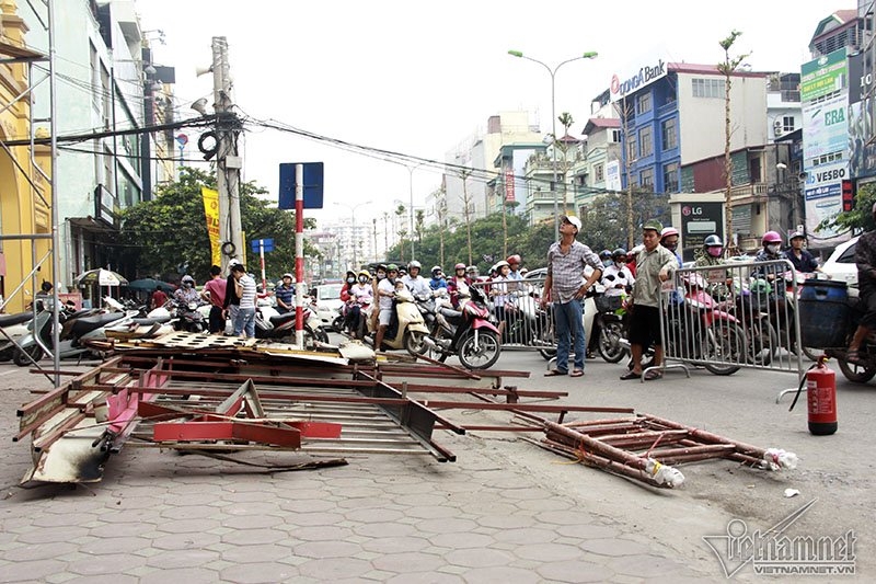 cháy ở trần thái tông, Cháy quán karaoke, dỡ biển quảng cáo
