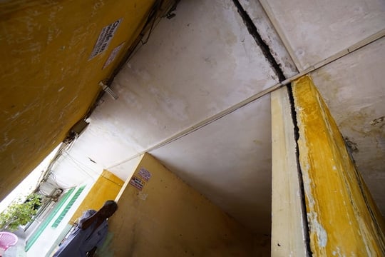  Một phần tường trên trần nhà bị nứt rất dài kéo xuống tới nền gạch 