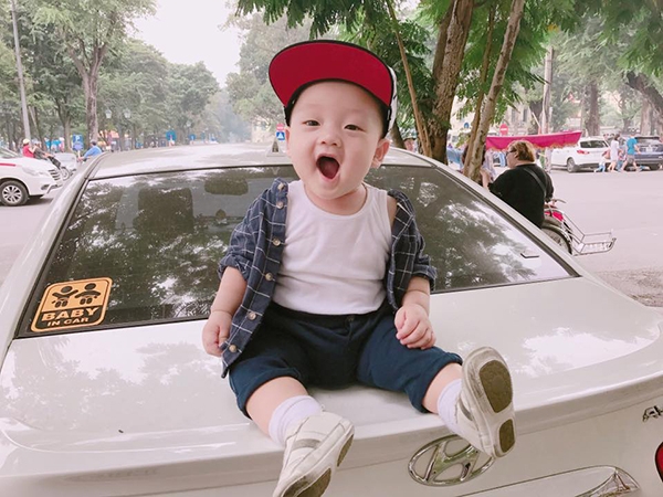 con-trai-ly-kute-cuoi-tuoi-lo-hai-chiec-rang-moi-nhu-4